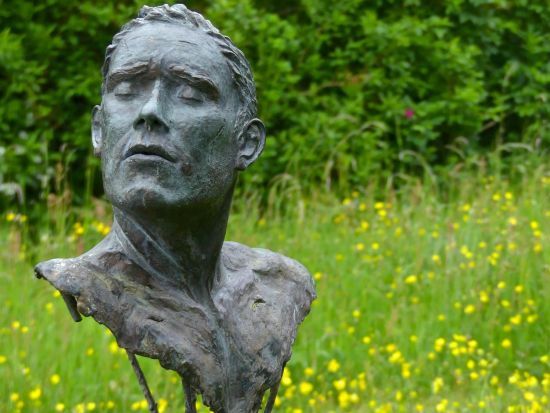 Cayden-strijd van de ziel is een bronzen torso | bronzen beelden en tuinbeelden, figurative bronze sculptures van Jeanette Jansen |